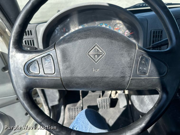 image for item DH1818 2006 International 8600  semi truck