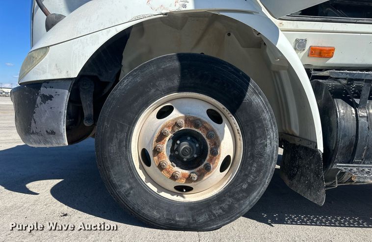 image for item DH1818 2006 International 8600  semi truck