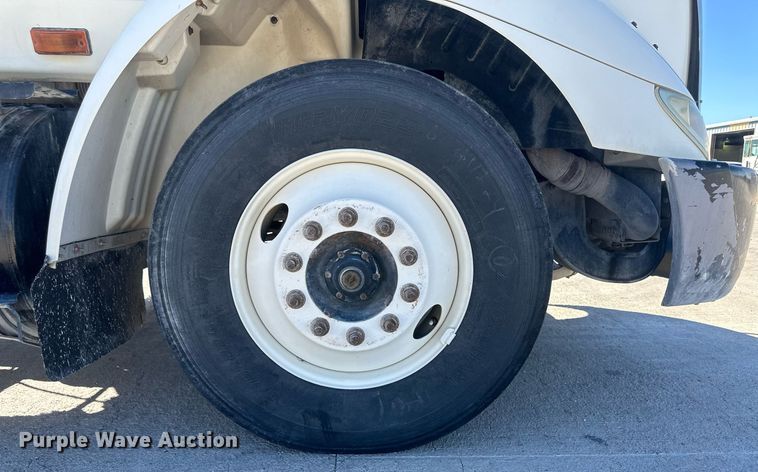 image for item DH1818 2006 International 8600  semi truck