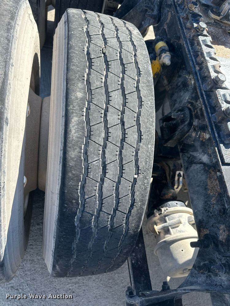 image for item DH1818 2006 International 8600  semi truck