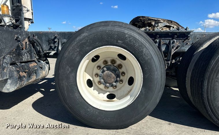 image for item DH1818 2006 International 8600  semi truck