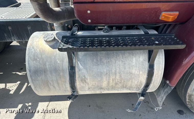 image for item DH1819 2011 International TranStar 8600  semi truck