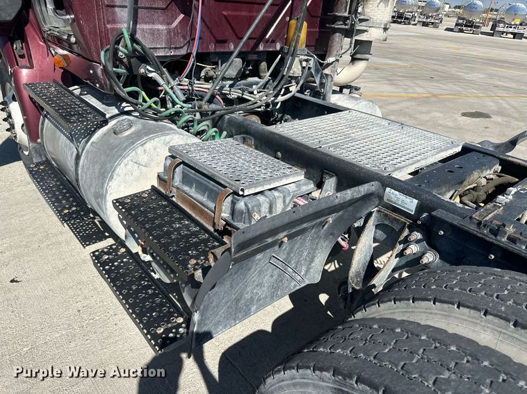 image for item DH1819 2011 International TranStar 8600  semi truck