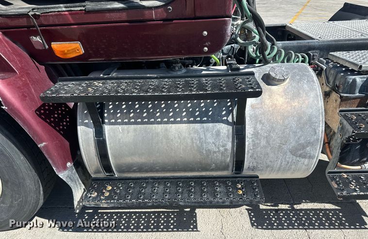 image for item DH1819 2011 International TranStar 8600  semi truck