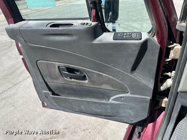 image for item DH1819 2011 International TranStar 8600  semi truck