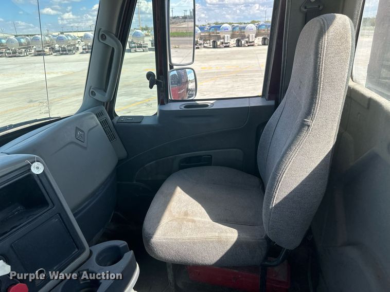 image for item DH1819 2011 International TranStar 8600  semi truck