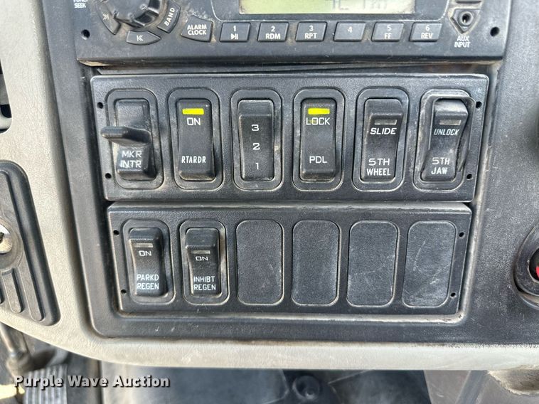 image for item DH1819 2011 International TranStar 8600  semi truck