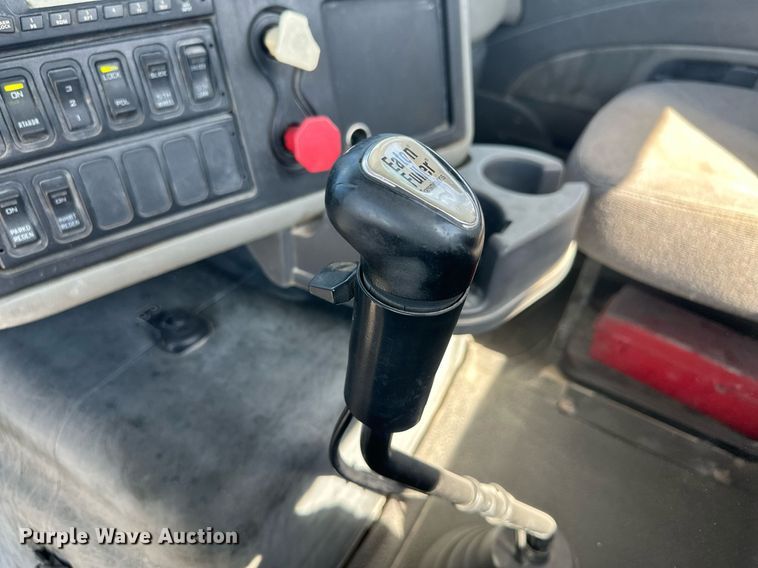 image for item DH1819 2011 International TranStar 8600  semi truck