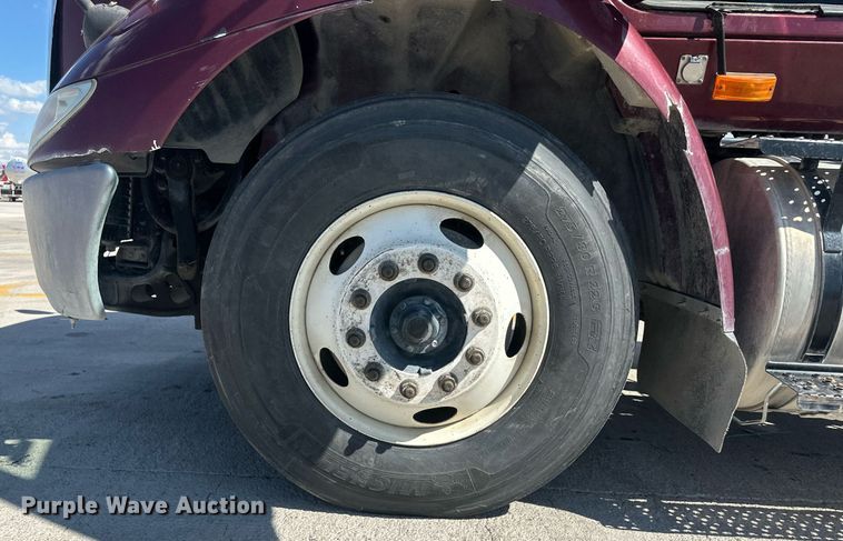 image for item DH1819 2011 International TranStar 8600  semi truck