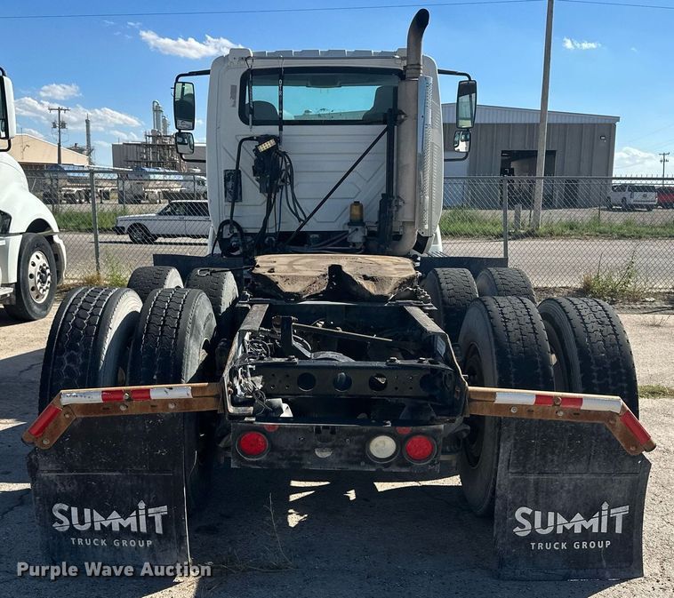 image for item DH1820 2007 International 8600  semi truck