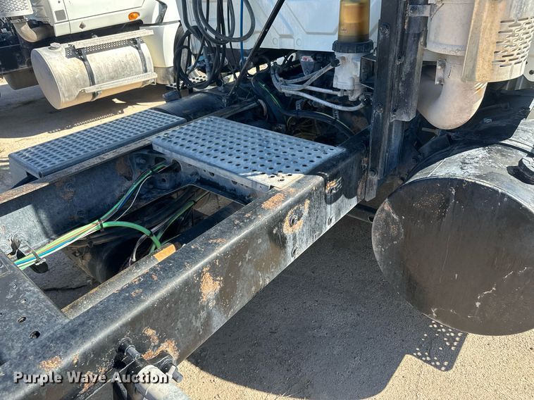 image for item DH1820 2007 International 8600  semi truck