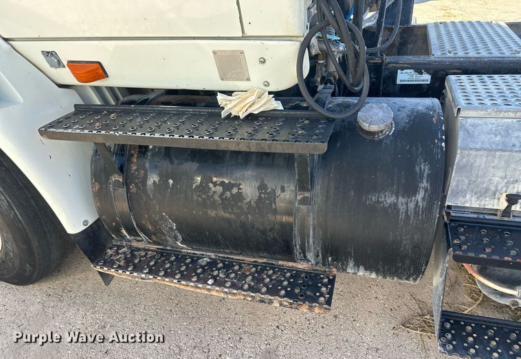 image for item DH1820 2007 International 8600  semi truck