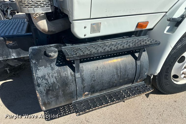 image for item DH1820 2007 International 8600  semi truck