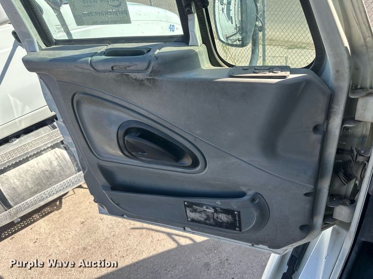 image for item DH1820 2007 International 8600  semi truck