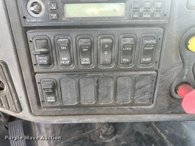 image for item DH1820 2007 International 8600  semi truck