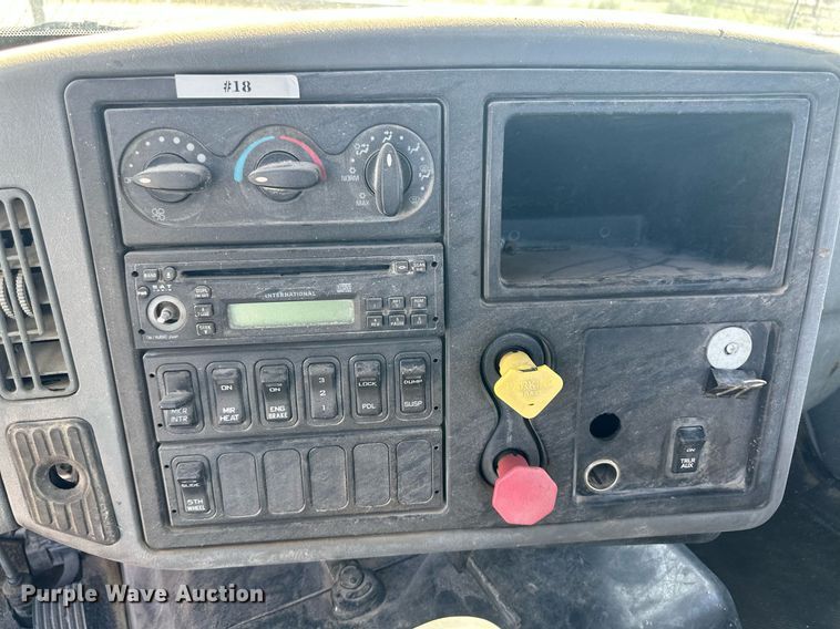 image for item DH1820 2007 International 8600  semi truck