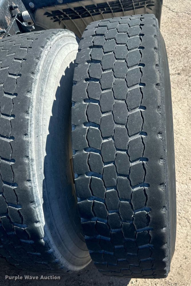 image for item DH1820 2007 International 8600  semi truck