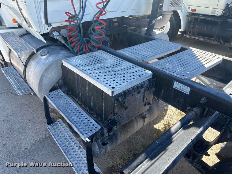 image for item DH1821 2011 International ProStar Premium  semi truck