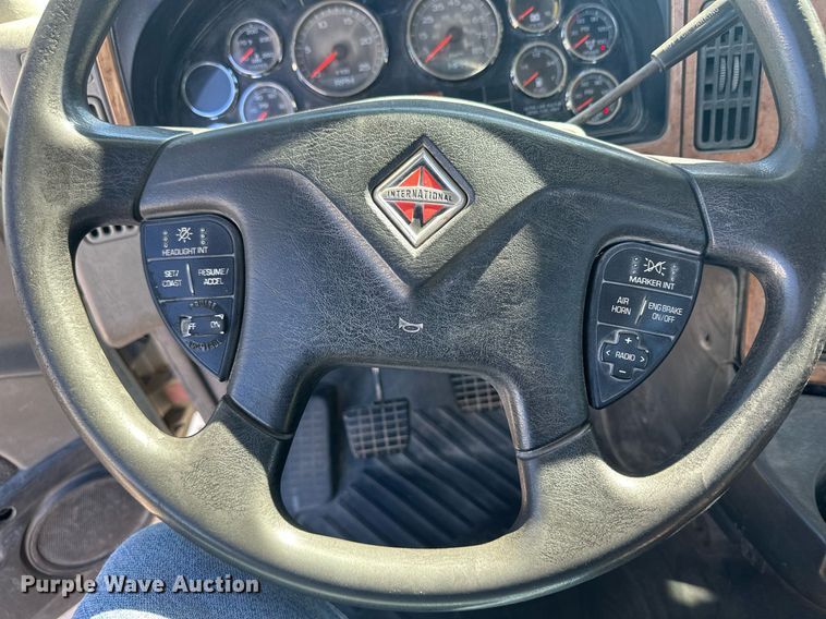 image for item DH1821 2011 International ProStar Premium  semi truck