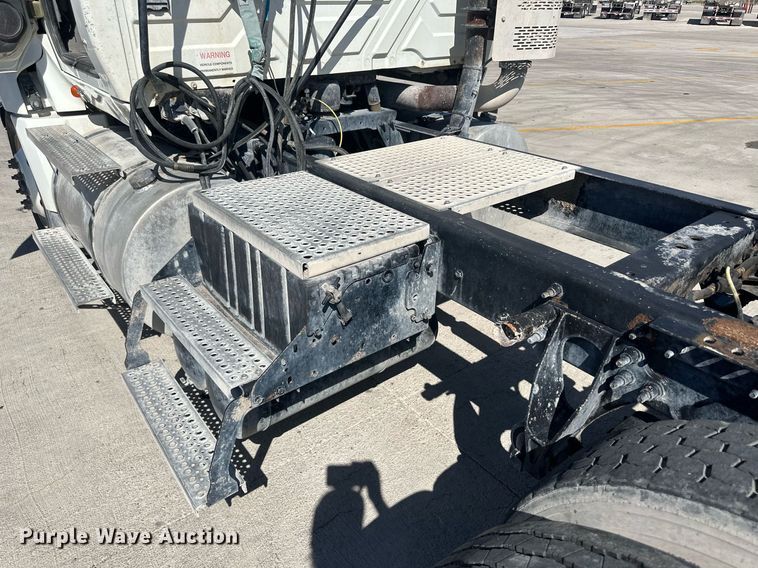 image for item DH1822 2011 International ProStar Premium  semi truck