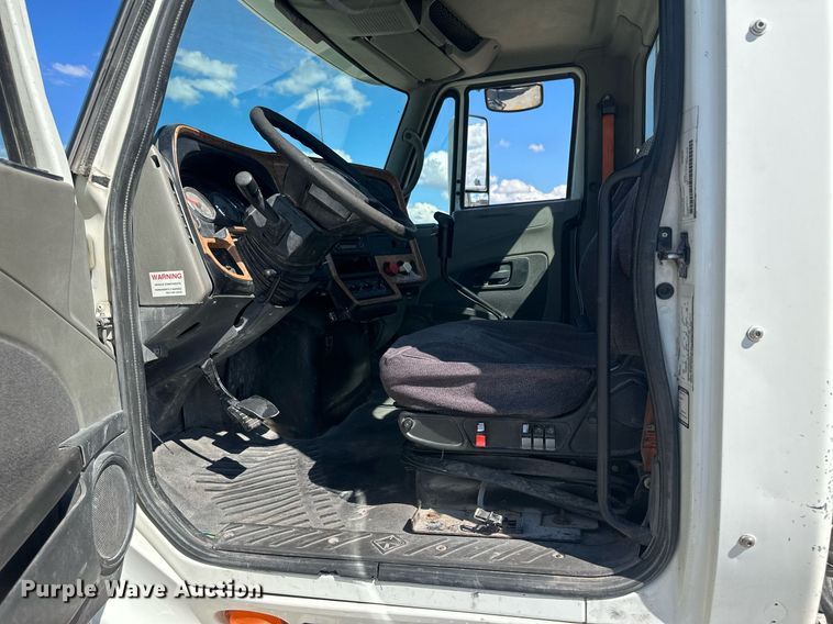 image for item DH1822 2011 International ProStar Premium  semi truck