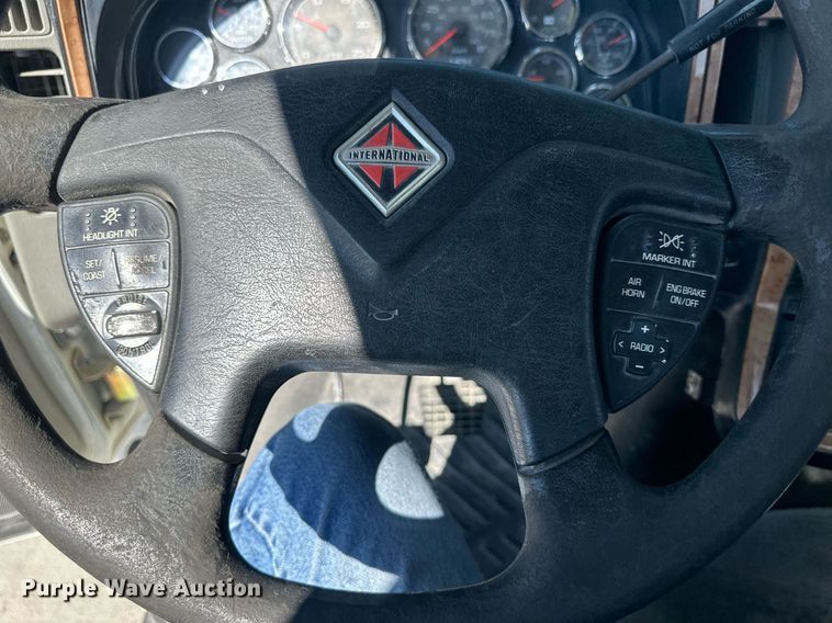 image for item DH1822 2011 International ProStar Premium  semi truck