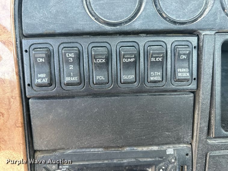 image for item DH1822 2011 International ProStar Premium  semi truck