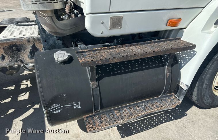 image for item DH1823 2006 International 8600  semi truck