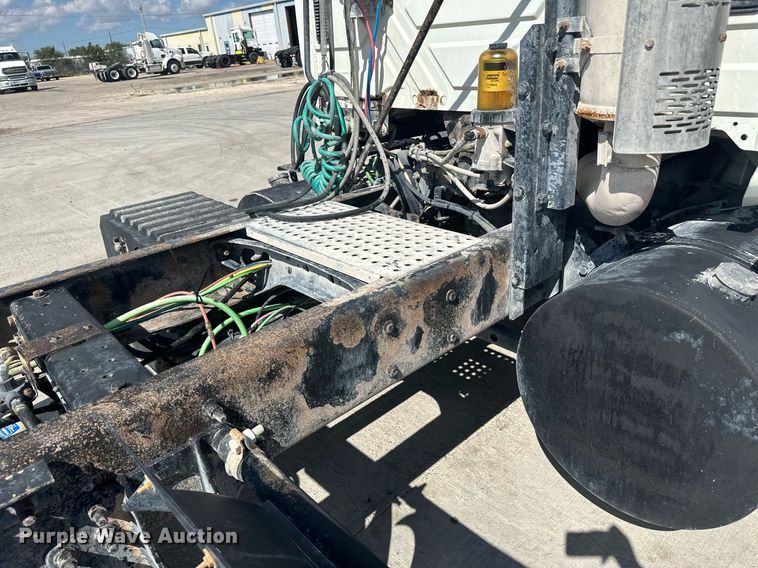 image for item DH1823 2006 International 8600  semi truck