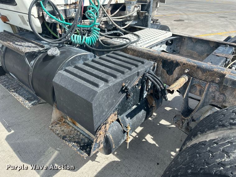 image for item DH1823 2006 International 8600  semi truck