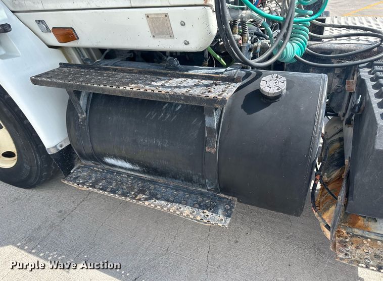 image for item DH1823 2006 International 8600  semi truck