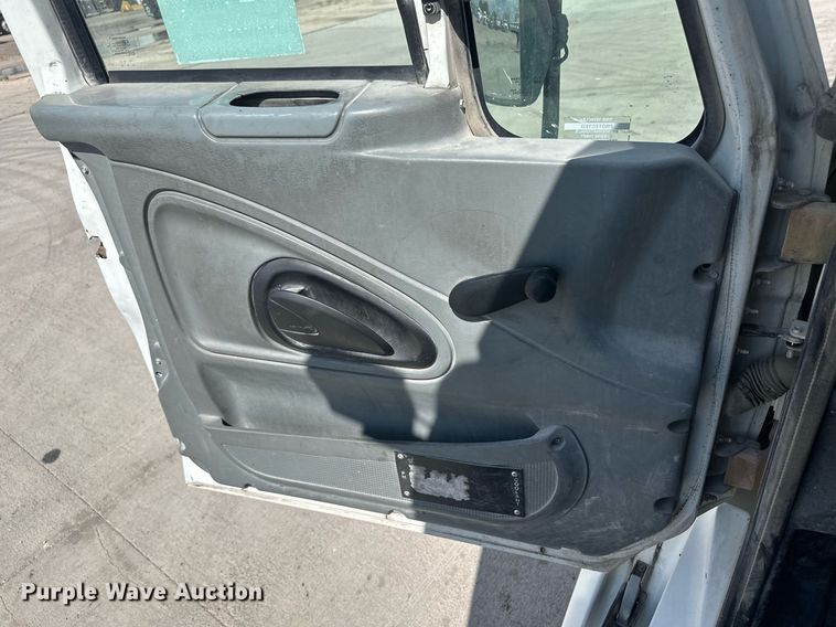 image for item DH1823 2006 International 8600  semi truck