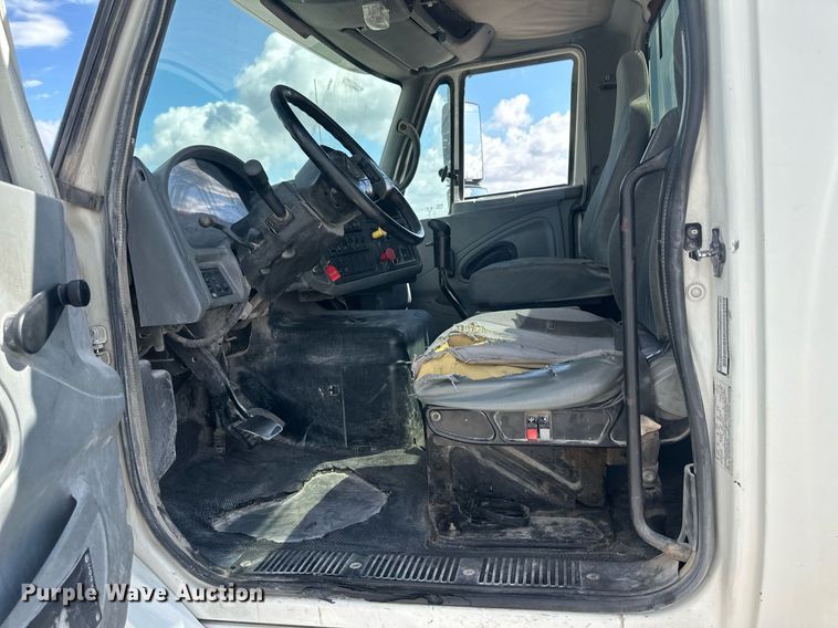 image for item DH1823 2006 International 8600  semi truck