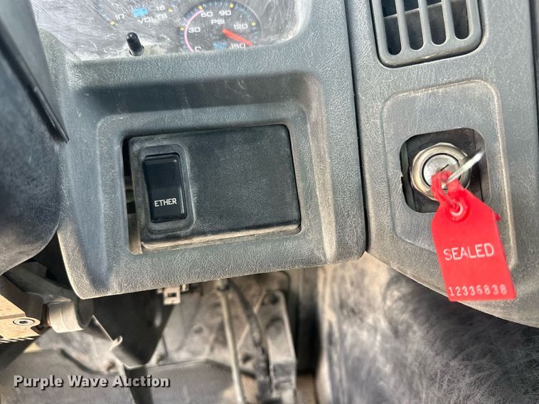 image for item DH1823 2006 International 8600  semi truck