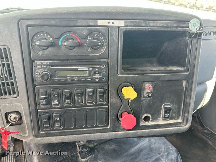 image for item DH1823 2006 International 8600  semi truck