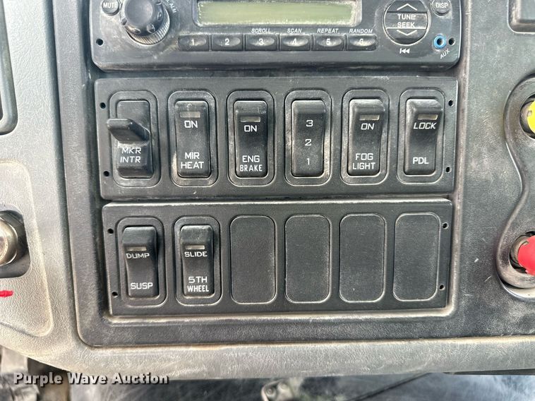 image for item DH1823 2006 International 8600  semi truck