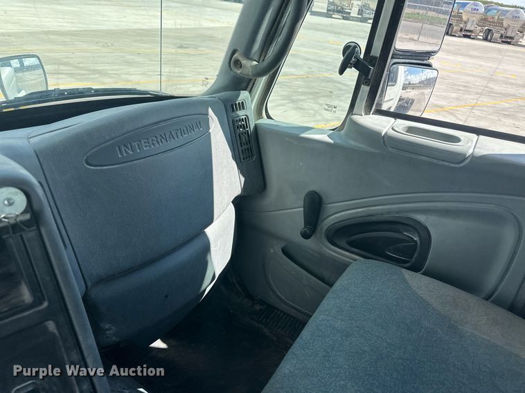 image for item DH1823 2006 International 8600  semi truck