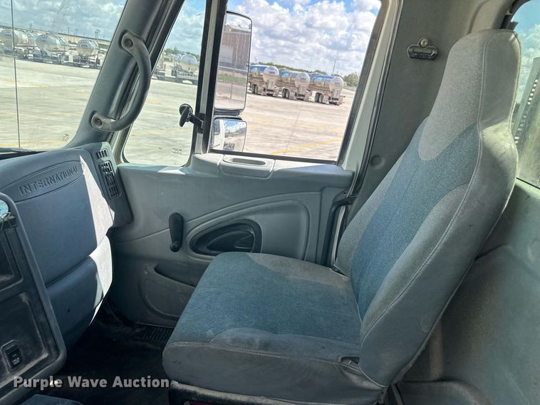 image for item DH1823 2006 International 8600  semi truck