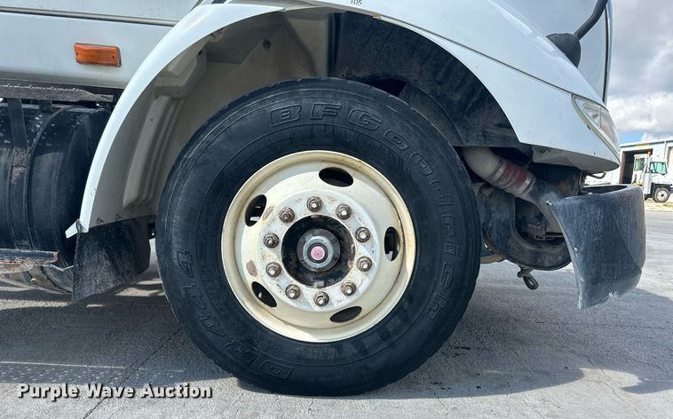 image for item DH1823 2006 International 8600  semi truck