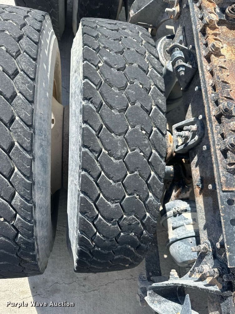 image for item DH1823 2006 International 8600  semi truck