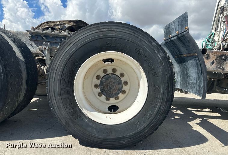 image for item DH1823 2006 International 8600  semi truck