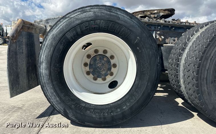 image for item DH1823 2006 International 8600  semi truck