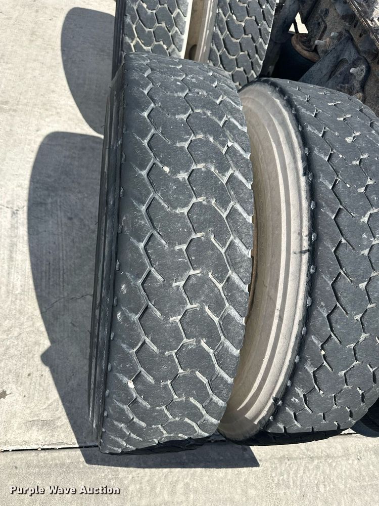 image for item DH1823 2006 International 8600  semi truck