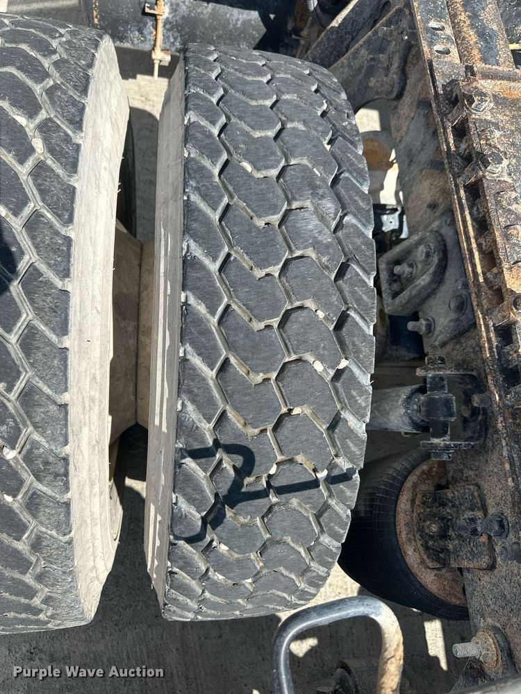 image for item DH1823 2006 International 8600  semi truck