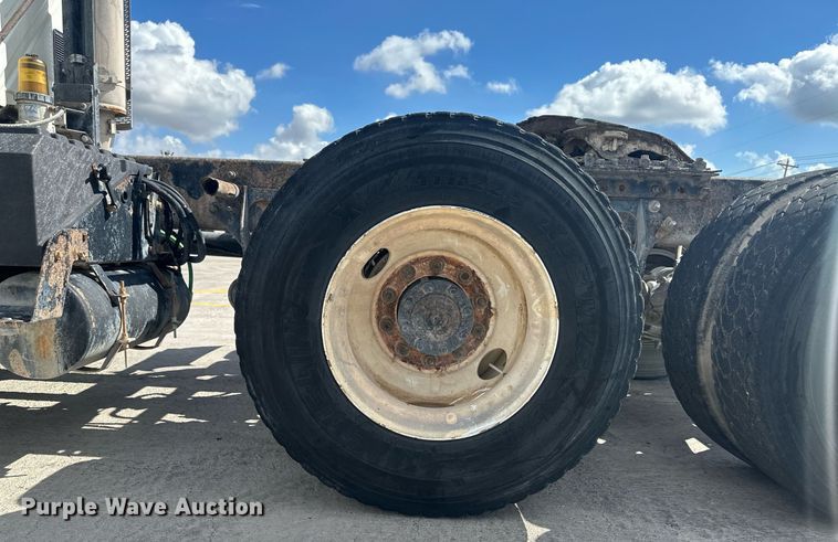 image for item DH1823 2006 International 8600  semi truck