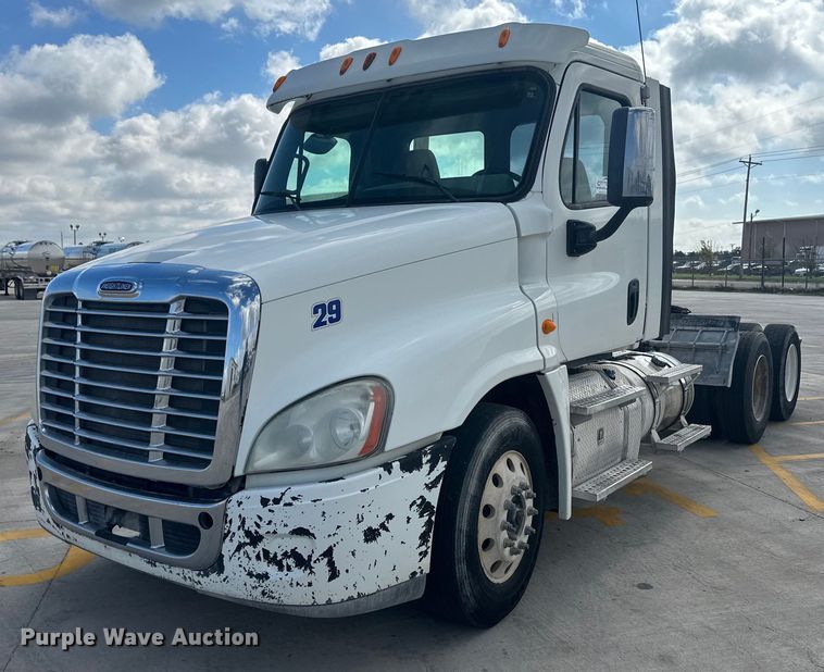 image for item DH1824 2013 Freightliner Cascadia  semi truck