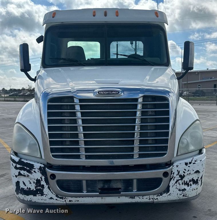 image for item DH1824 2013 Freightliner Cascadia  semi truck