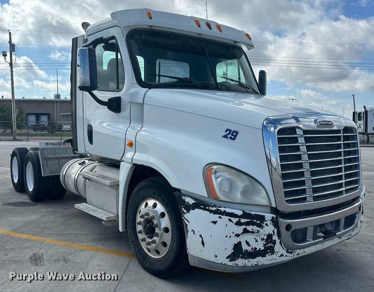 image for item DH1824 2013 Freightliner Cascadia  semi truck