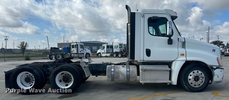 image for item DH1824 2013 Freightliner Cascadia  semi truck