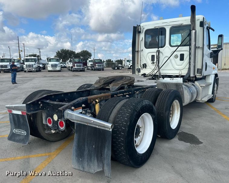 image for item DH1824 2013 Freightliner Cascadia  semi truck